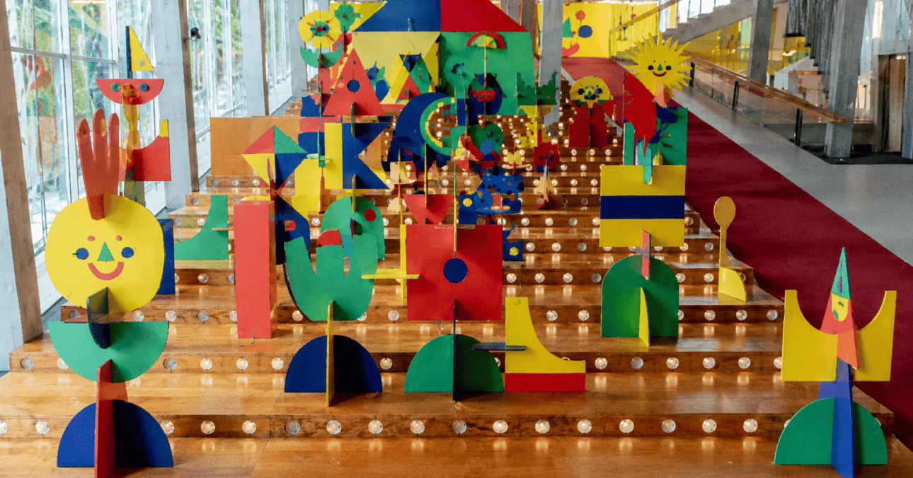 Explore Teuntje Fleur’s colourful and interactive Grand Summer Hut at Kunsthal Rotterdam, open until 30 August 2026.